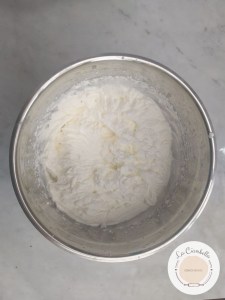 Panna montata con zucchero a velo