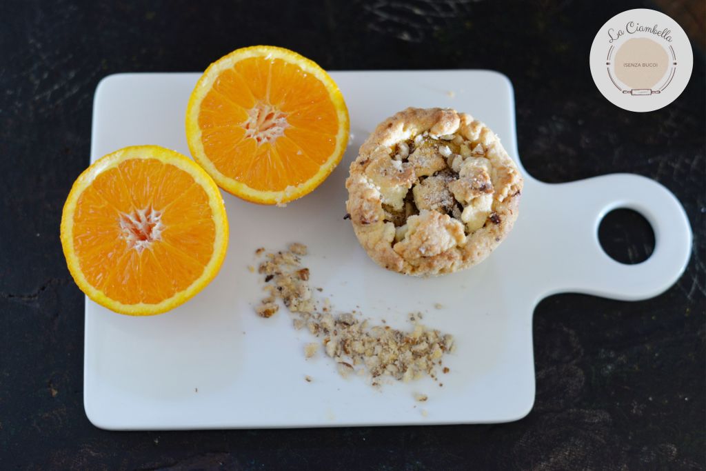 Crostatine frolla, crema all'arancia e nocciole