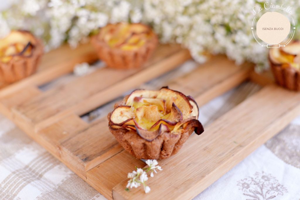 Crostatine cacao pasticcera alla pesca e rose di mele