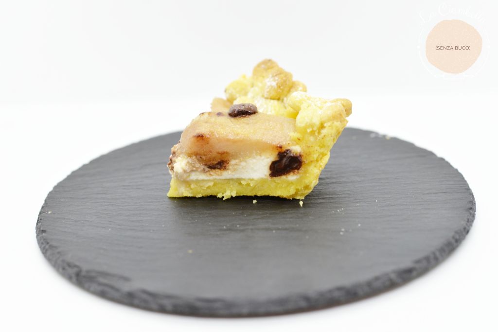 fetta di crostata ricotta pere e cioccolata